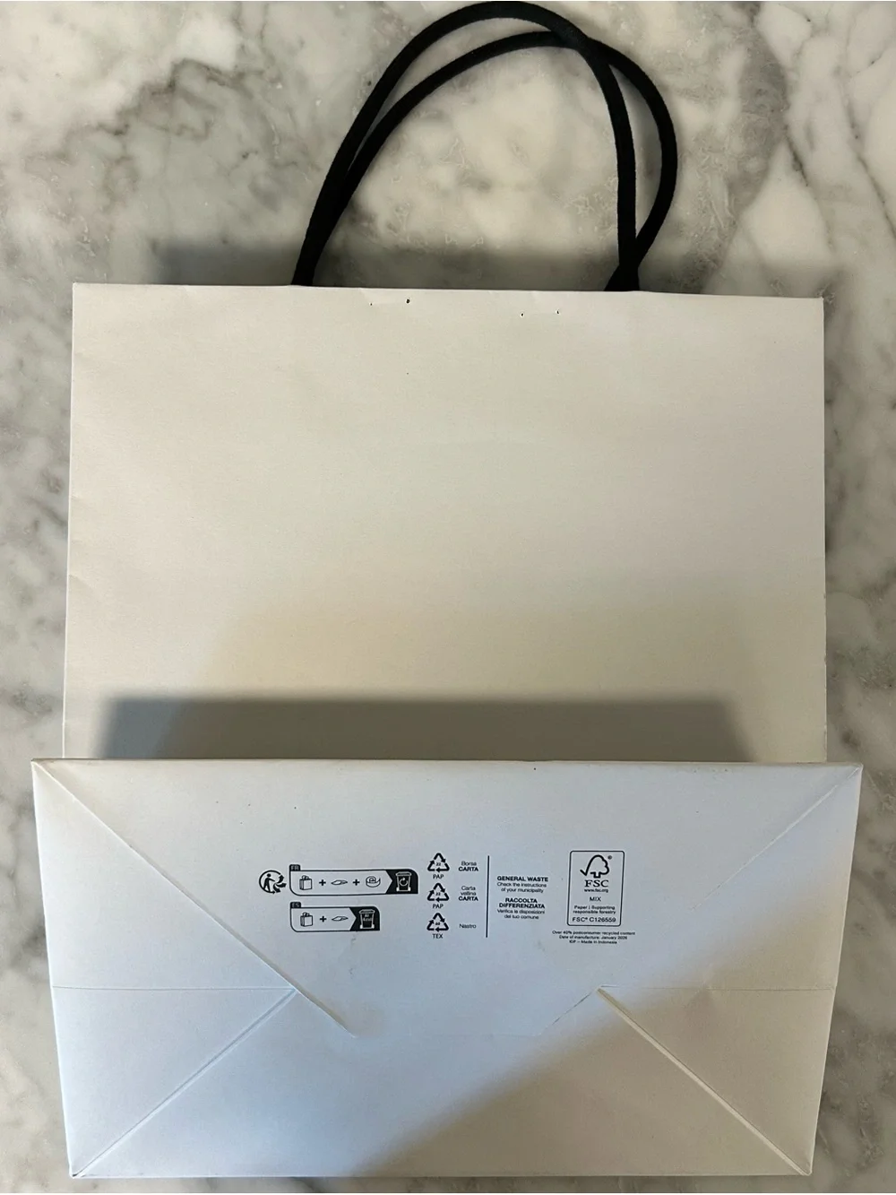 LOEWE Candle • Honeysuckle (Bag included)